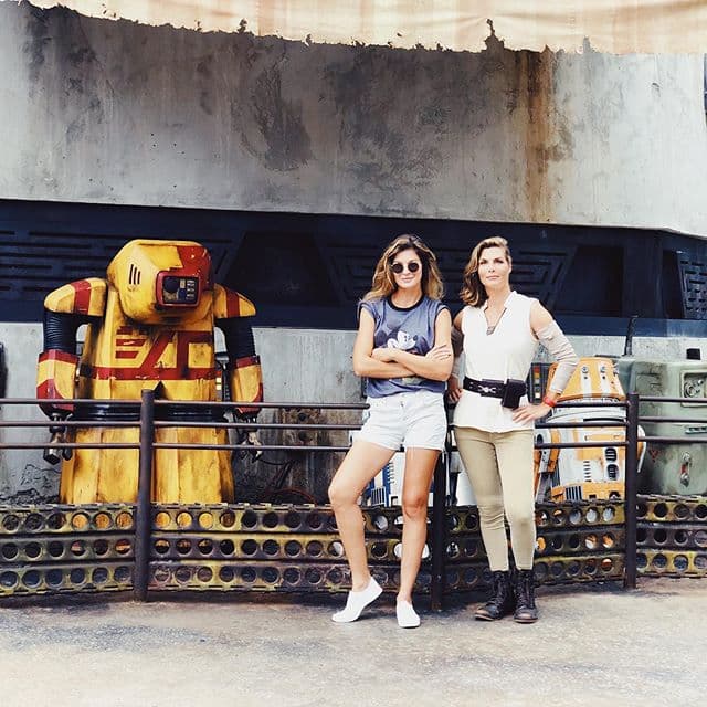 La más reciente aventura de la pareja fue en los parques de Disney cuando ambas convivieron en el universo de Star Wars con Chewbacca y el ejército de los Siths.