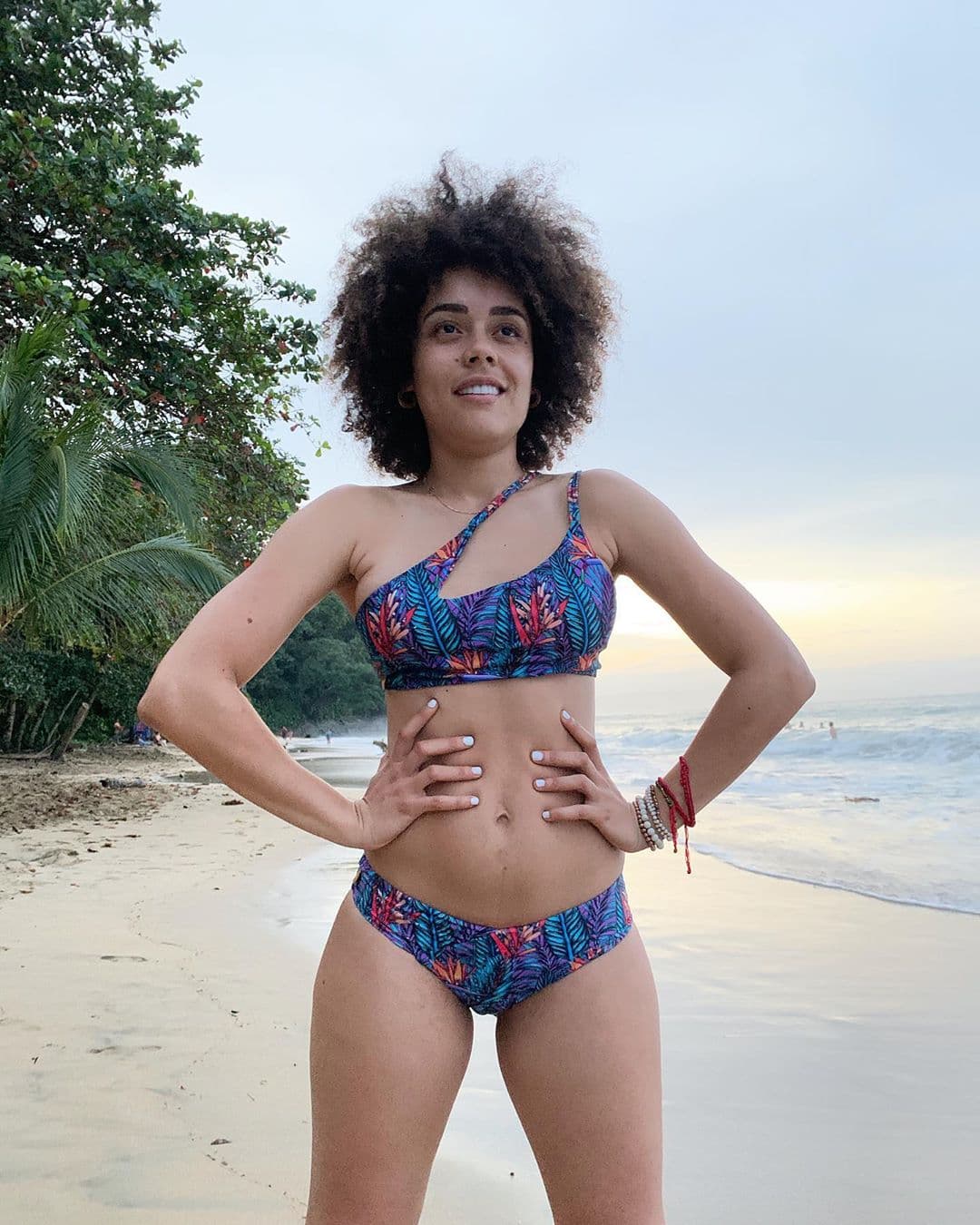 La historia de la melena afro de Brenda viene desde las raíces de la familia de su padre, y aunque fueron muchos los años que tuvieron que pasar para que entendiera su tipo de cabello y se reconciliara con el 'look afro', hoy en día tiene bajo la manga una gran cantidad de tips y rutinas con las que cuida su cabellera. A continuación, la rutina que la modelo y actriz comparte con todas las chicas con cabello rizado.