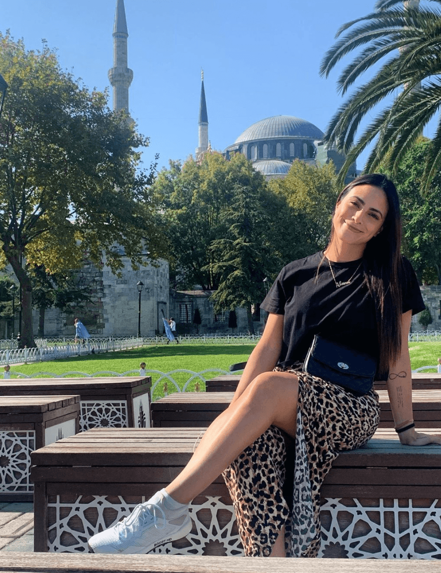 "Disfrutando y agradecida por estas oportunidades que me da la vida. Al otro lado de mi país, está esta mezquita hermosa. Maravillosa!", escribió la presentadora de deportes.