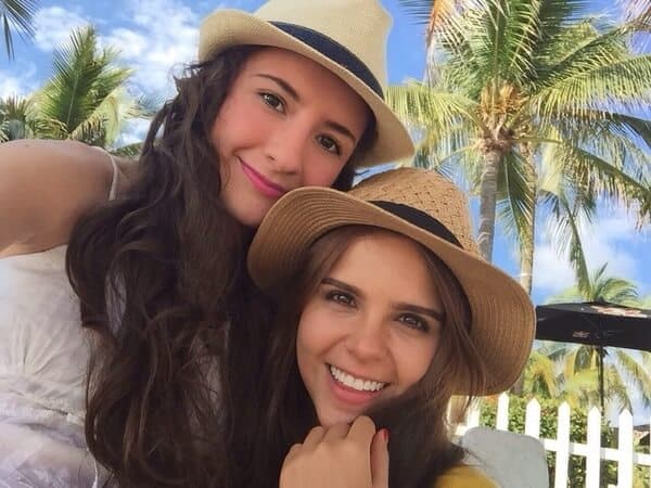 Eran grandes amigas y cuñadas, e incluso ambas compartían videos y fotografías en sus redes sociales, hasta que en un momento dejaron de aparecer juntas ante el público. Fans de Yuya, quienes aseguraron haber investigado la relación a fondo, descubrieron que habían cuentas en Internet que revelaban información de la Youtuber que solo su cuñada conocía.