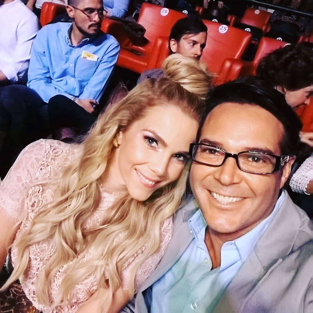 Después de un par de años juntos, el histrión contrajo nupcias con la conductora Gabriela Crassus hace ocho años, en una íntima ceremonia en Jiutepec, Morelos. En noviembre pasado recordaron su aniversario, intercambiando amorosos mensajes en sus cuentas de Instagram.