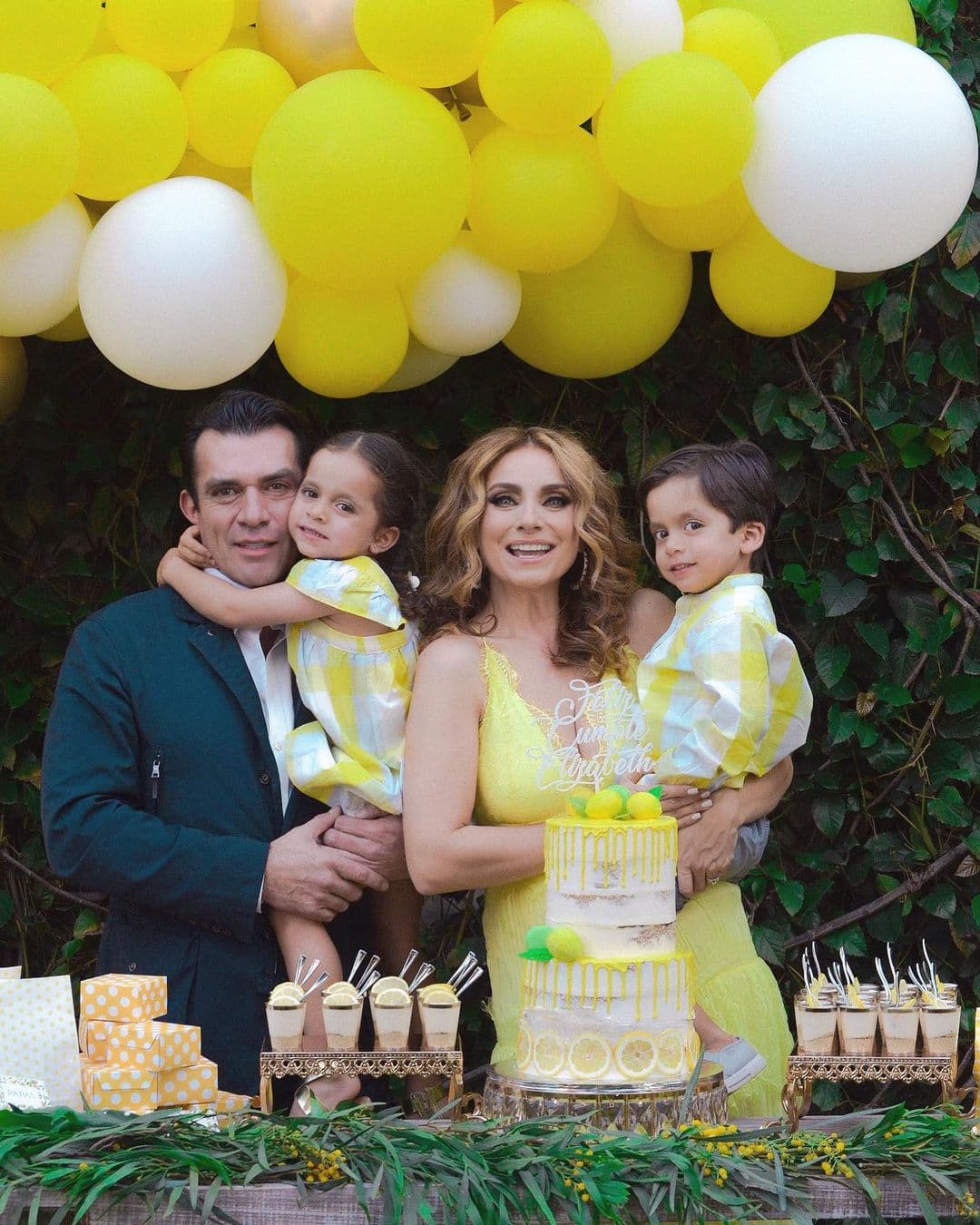 "Están conmigo todo el tiempo, los tengo como muy consentidos, dice Jorge que soy la mamá más barco del mundo y, cuando llega papá, siempre los están esperando con este amor y gusto. Nos sentimos muy unidos los cuatro", declaró la actriz.
<br>