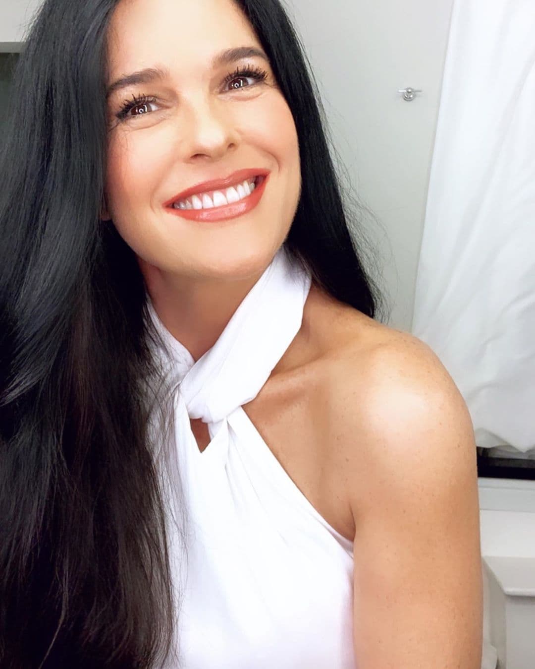 Señalan a Martha Debayle de plagiar diseño para su marca de ropa