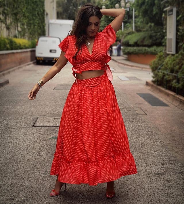 Empezar a crear outfits en un solo color puede ser más sencillo si comienzas por los colores primarios, los cuales serán más probables que encuentres en tu clóset; Galilea Montijo hizo esto en este look en color rojo.