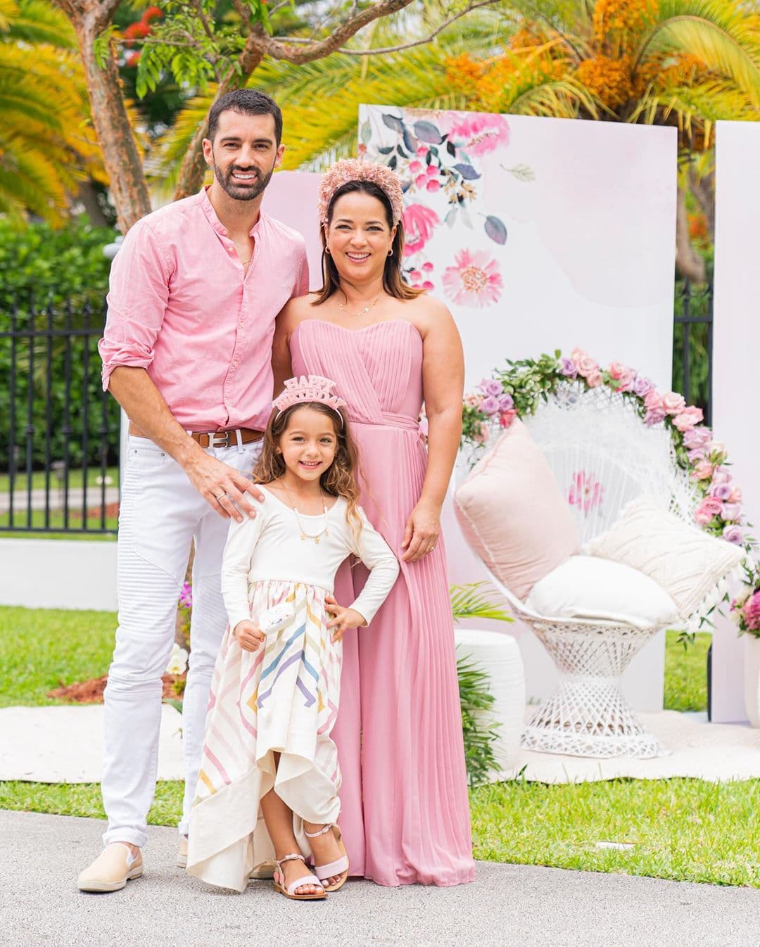 Luego de que su esposo y su hija la celebraran el pasado fin de semana en un yate, la puertorriqueña fue sorprendida este lunes con una celebración en la que el ingrediente principal fue la distancia social.