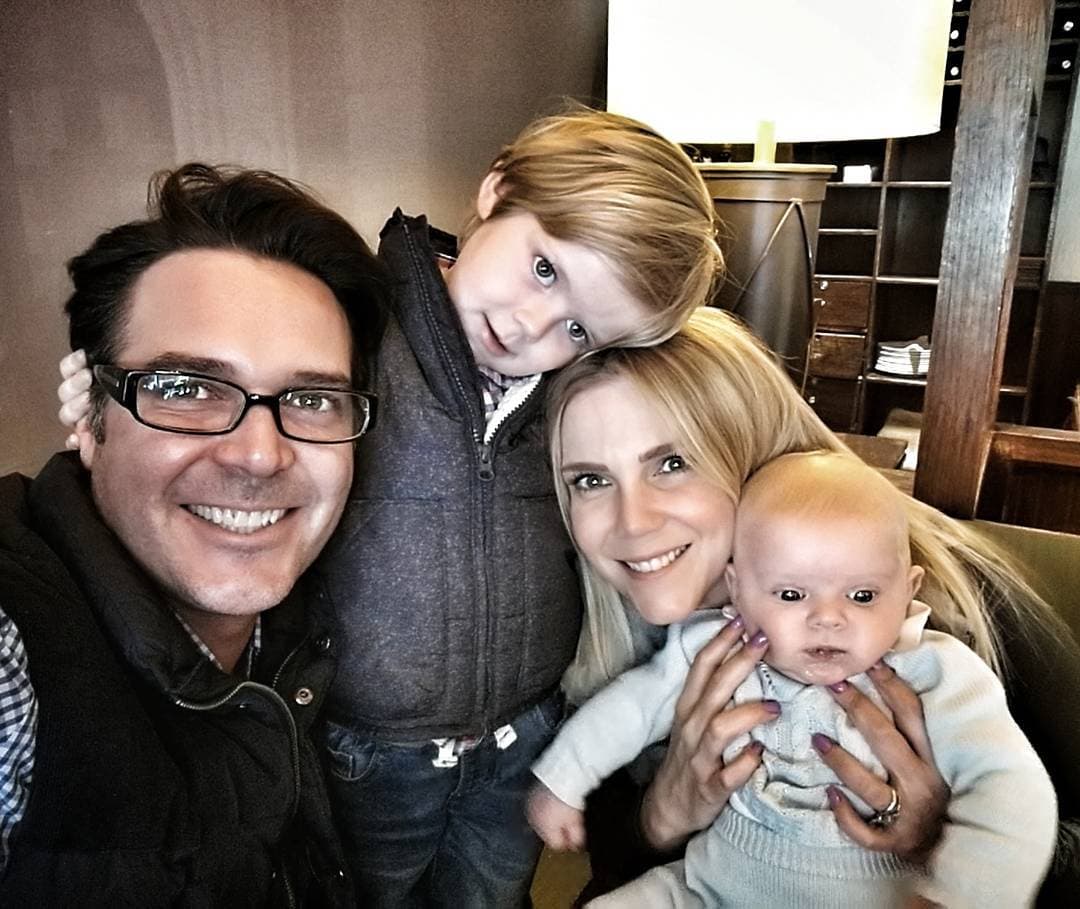 En sus últimas publicaciones de Instagram se le vio confiado y feliz al lado de su esposa Gaby y sus hijos Matías y Mauro de 6 y 3 años, respectivamente.