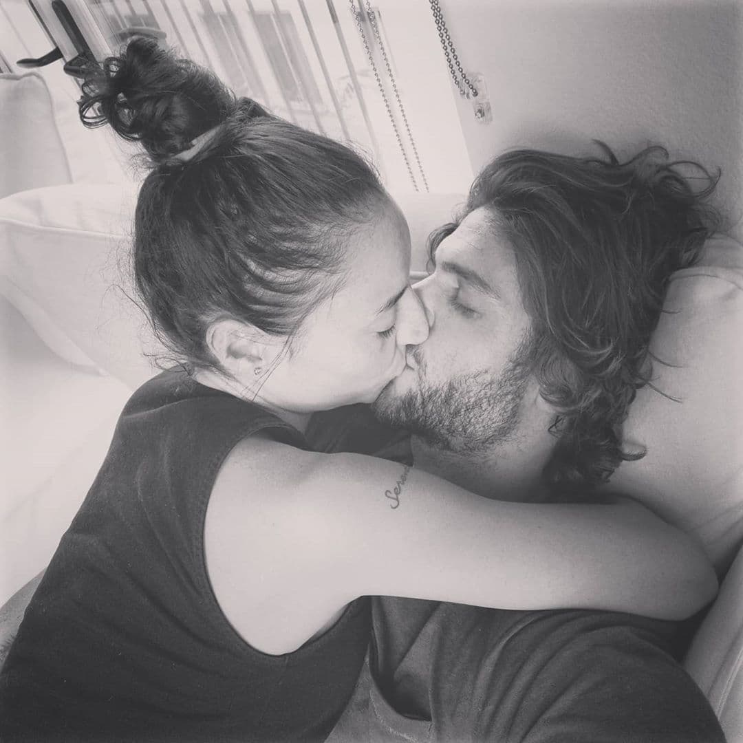 Mientras que Horacio compartió una imagen besando a Marimar que acompañó con el escrito: “Yo me quedo en casa con estos besos…”
<br>