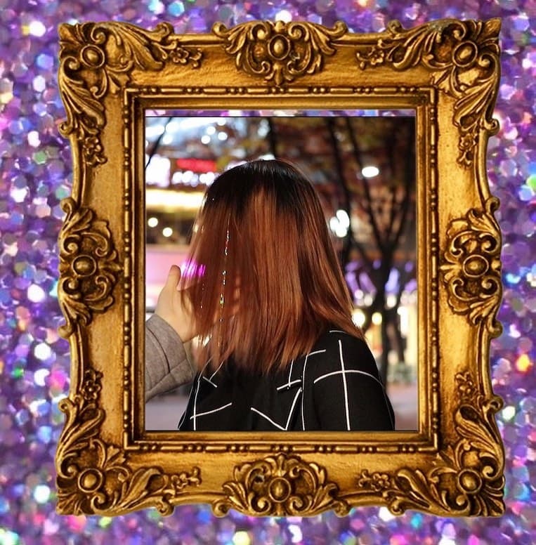 <b>Otra ventaja de las extensiones es que las puedes planchar</b>, las puedes rizar, la puedes moldear de la manera que tú quieras no van a tener ningún daño. 
<b>No se van a quemar ni maltratar para nada</b>. Están hechas de un material que se llama oropel y son del mismo material que están hechas las extensiones sintéticas, por lo cual no hay ningún problema para peinarlas”