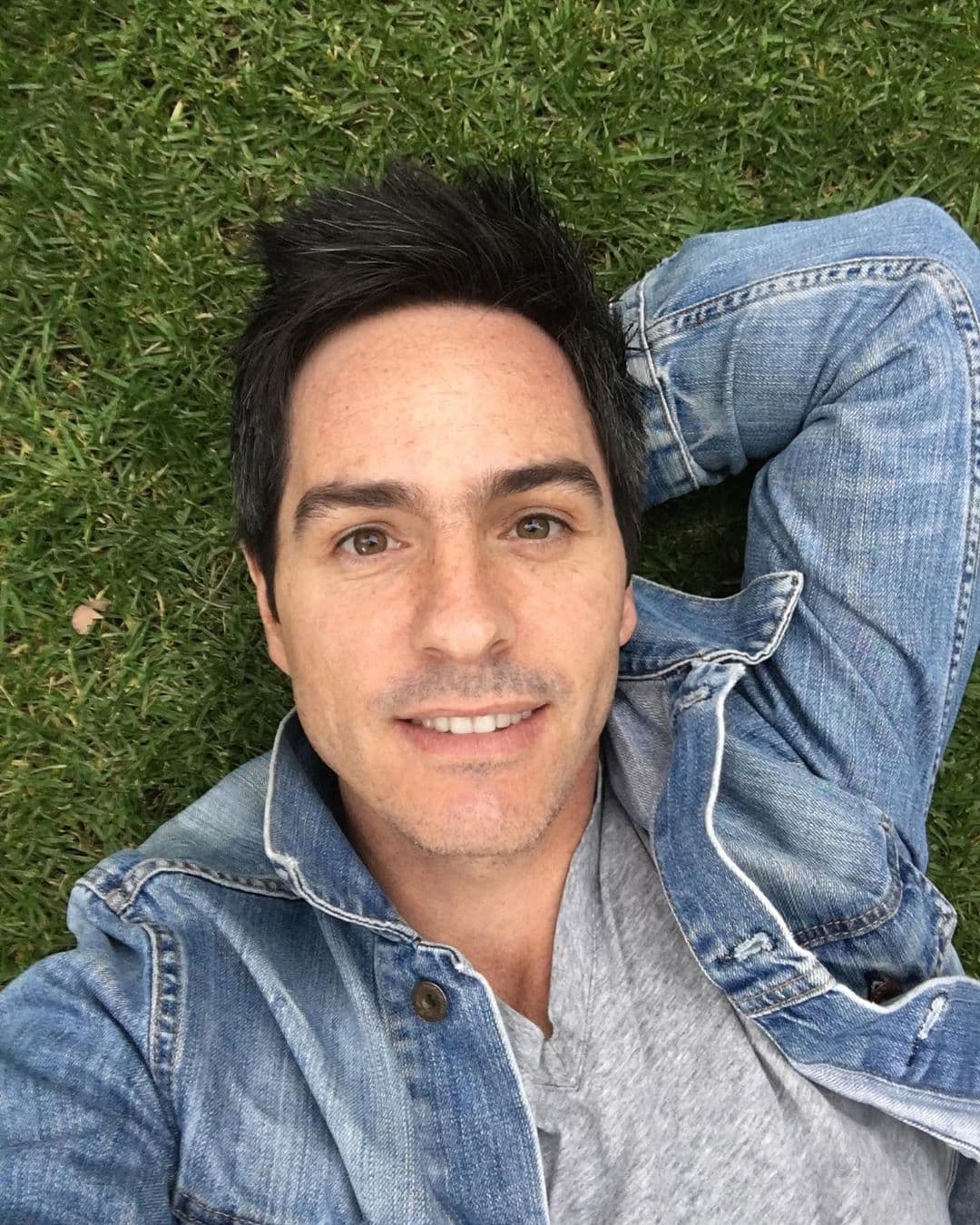 Posterior a ese segundo matrimonio de María, por petición de ella, Mauricio recibe el apellido Ochmann por parte de su segundo padre adoptivo, un alemán llamado Thomas Ochmann, a quien el actor siempre ha considerado su padre pues fue quien lo crío y de quien pudo conocer a sus hermanos, Thomas, Christian y Paulo Ochmann.