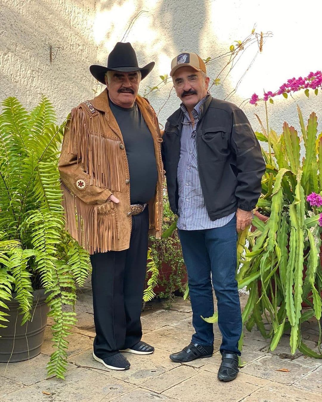 Vicente Fernández Jr. niega que su papá vaya a quedar inmóvil