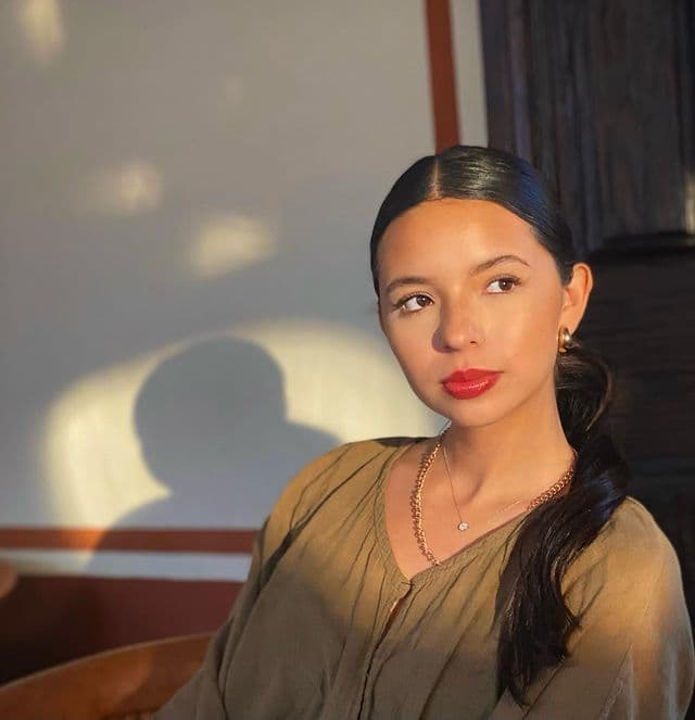 En más de una ocasión, Ángela ha sido honesta en admitir que una de sus grandes inspiraciones de estilo y moda es su propia abuela, Flor Silvestre, a quien rindió homenaje en esta foto, copiando su look, gracias a una coleta baja y partido en medio.
