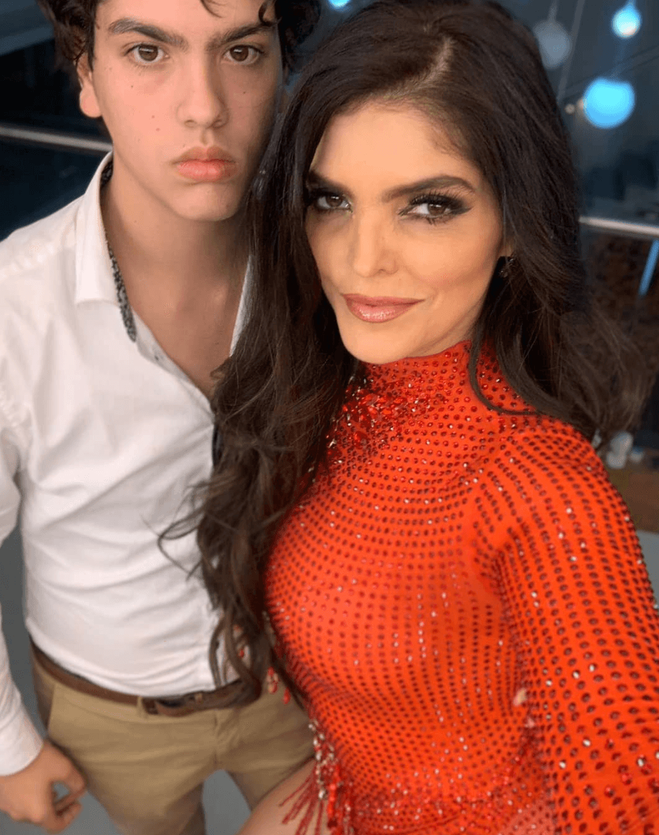 Tras la repentina muerte de Mariana Levy, 
<b>Ana</b> 
<b>Bárbara</b> se convirtió en una segunda madre para Paula y José Emilio cuando se casó con José María Fernández. Aunque esa relación sentimental acabó, los jóvenes aman a la cantante y cada que puede conviven con ella.