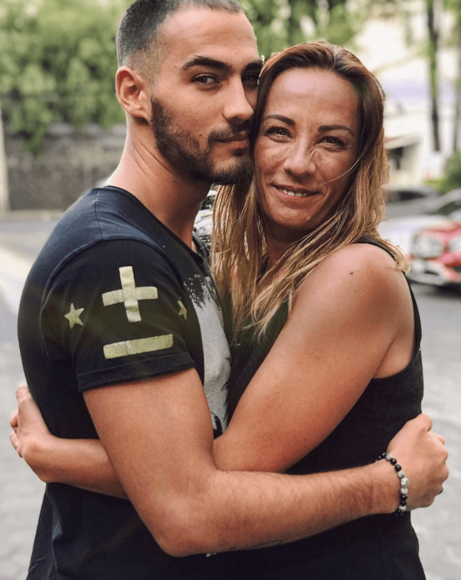 Tiene más de un millón de seguidores en Instagram y por lo atractivo que es, se puede ver cómo sus más fanáticas lo halagan en los comentarios de sus fotografías. Incluso, Consuelo ha confesado que le han enviado mensajes y le han dicho suegra.