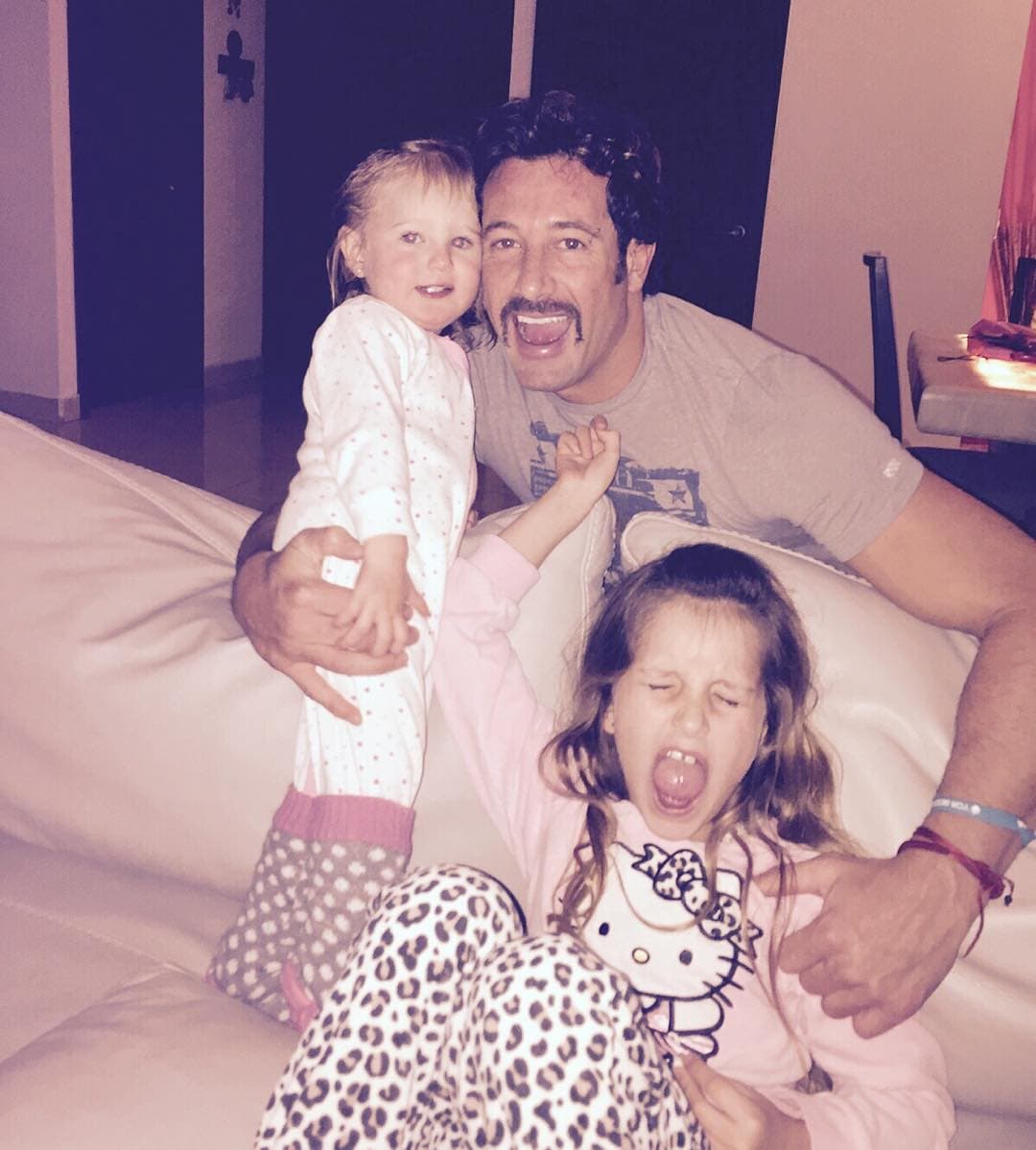 Gabriel Soto respondió a la situación, recordando a Geraldine que ambas niñas también eran sus hijas, por los que tenía todo el derecho de opinar por igual con qué personas podían convivir las pequeñas Elisa Marie y Alexandra Miranda.