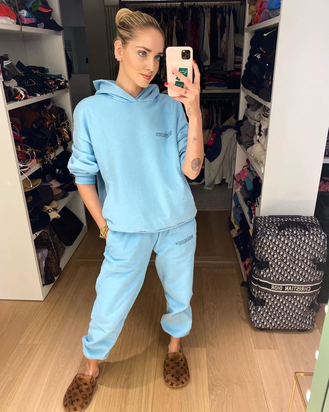 Lo mejor de estar en casa es que tus pies serán los más felices en estos días, porque serán libres de tacones, tenis o cualquier zapato que los oprima. Aprovecha para usar tus calcetines favoritos, tus pantuflas más cómodas, o si bien prefieres, déjalos descalzos y disfruta.