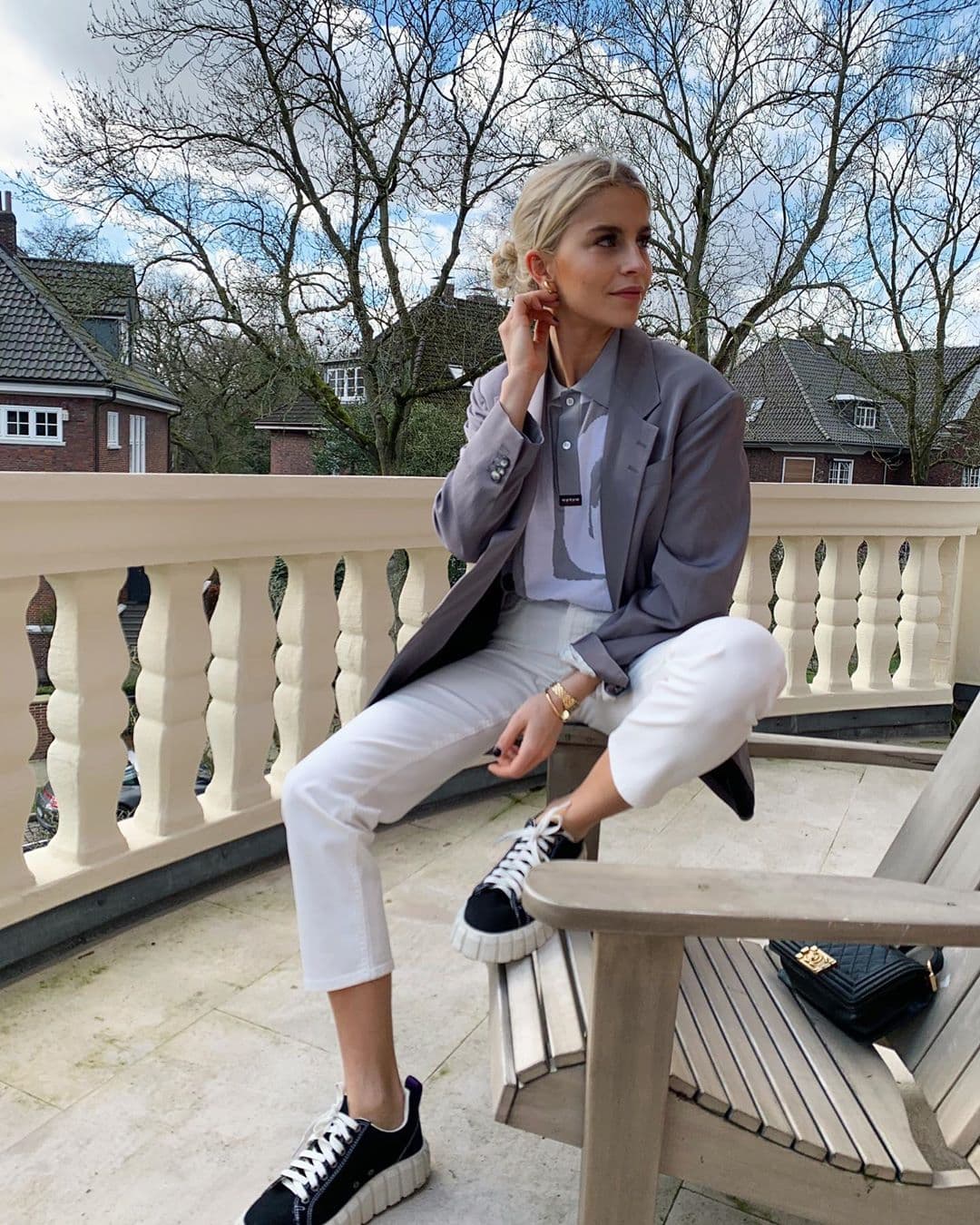 ¿Te encuentras haciendo el famoso home office y estás obligada a hacer llamada con el jefe? Aquí te dejamos un excelente outfit, conveniente para seguir sentada en tu sillón y dar la mejor cara a tus compañeros de trabajo.
<br>