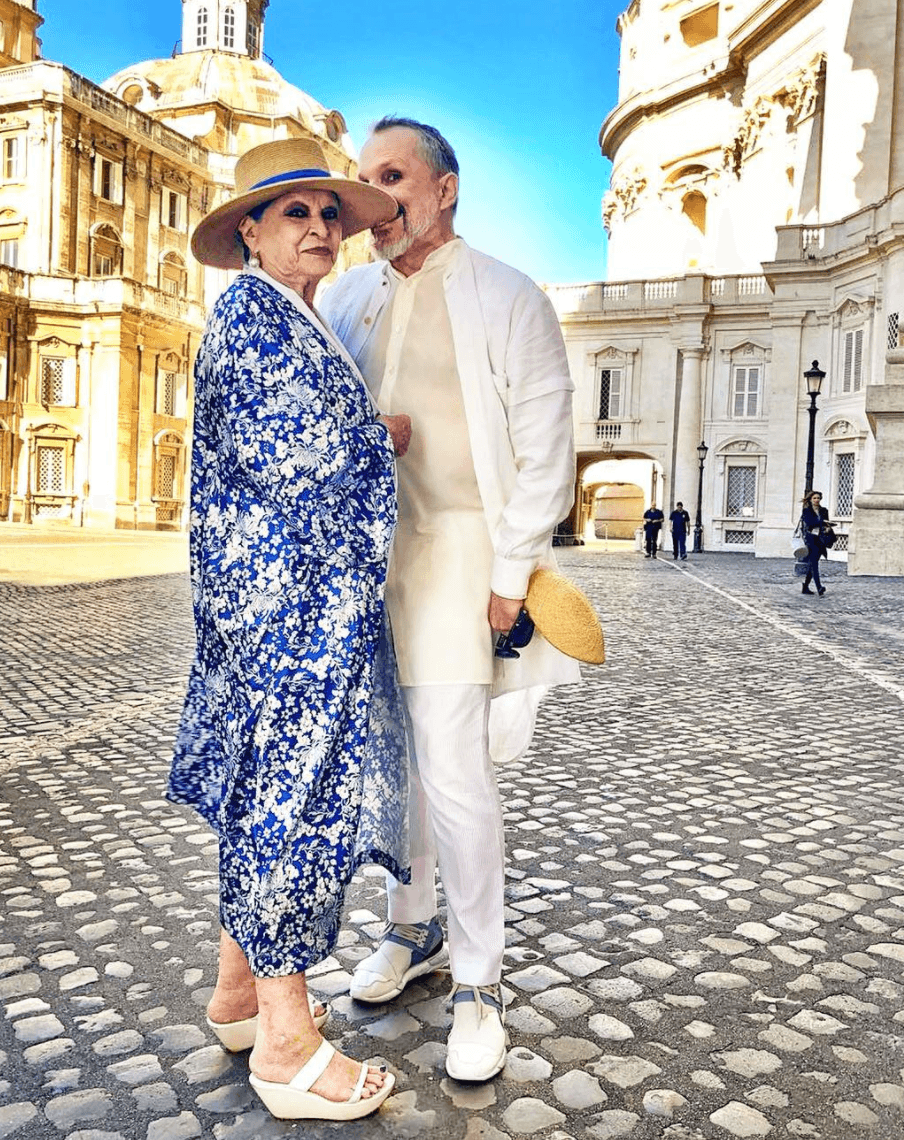 A los 89 años de vida la madre de
<b>Miguel Bosé,</b> Lucía, falleció en marzo de este año. Para el español fue un golpe muy duro y en Instagram compartió fotos de ella con mensajes que revelan lo mucho que le duele que ya no esté: “Te llevamos dentro en el corazón querida mami, un beso de toda la familia entera”. El intérprete no ha dado más detalles de cómo ha manejado esta terrible perdida, pero a través de sus fotos se ve el dolor que siente.