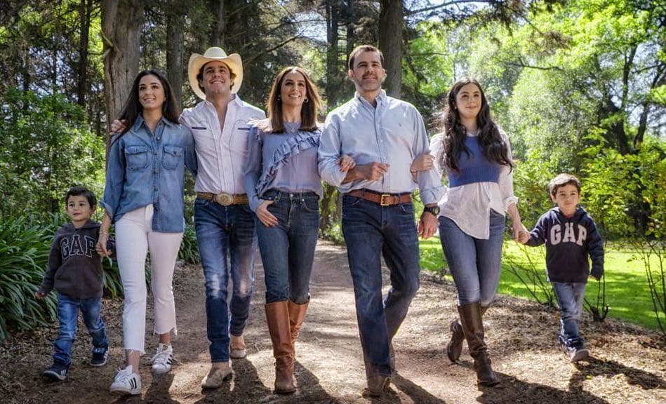 La pareja, que se casó el 25 de junio de 1994, ha formado una sólida familia que está integrada por Eduardo Jr., Ana Paula, Alejandra, así como por los mellizos Manuel y Daniel.