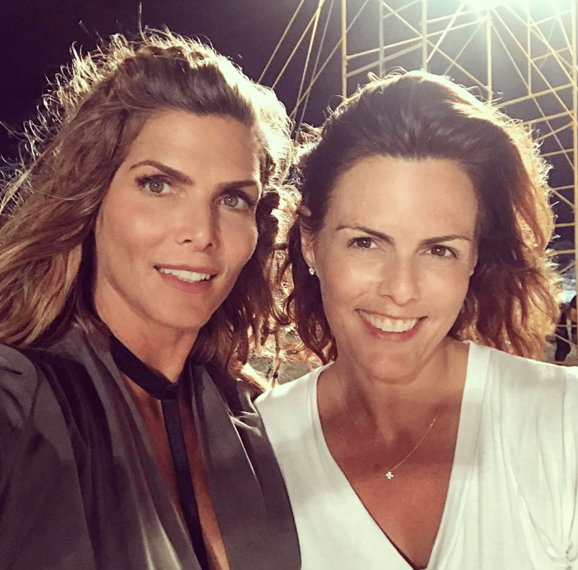 Montserrat Oliver tiene una hermana menor llamada Rosa María y son físicamente muy iguales, muchos podrían jurar que son gemelas. La conductora constantemente comparte fotos su hermana y describe su presencia como “el mejor regalo que la vida le dio”. Cada que pueden, comparten momentos en familia incluso increíbles viajes por el mundo.