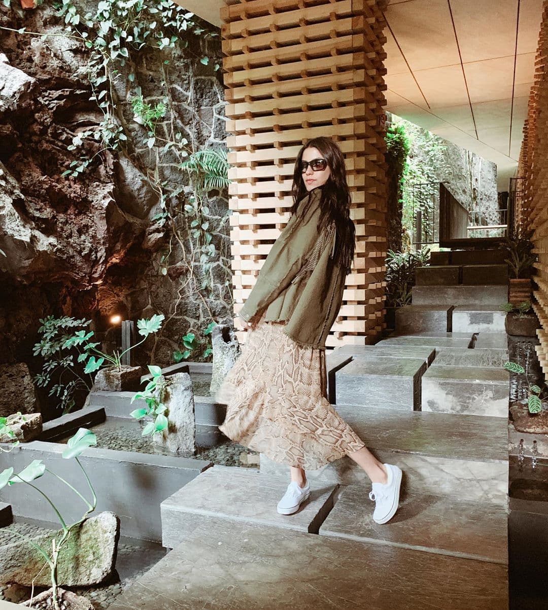 Las prendas con estampado de víbora combinan mucho mejor con colores tierra en tonos fríos; el gris, verde oliva o beige son el ejemplo perfecto.