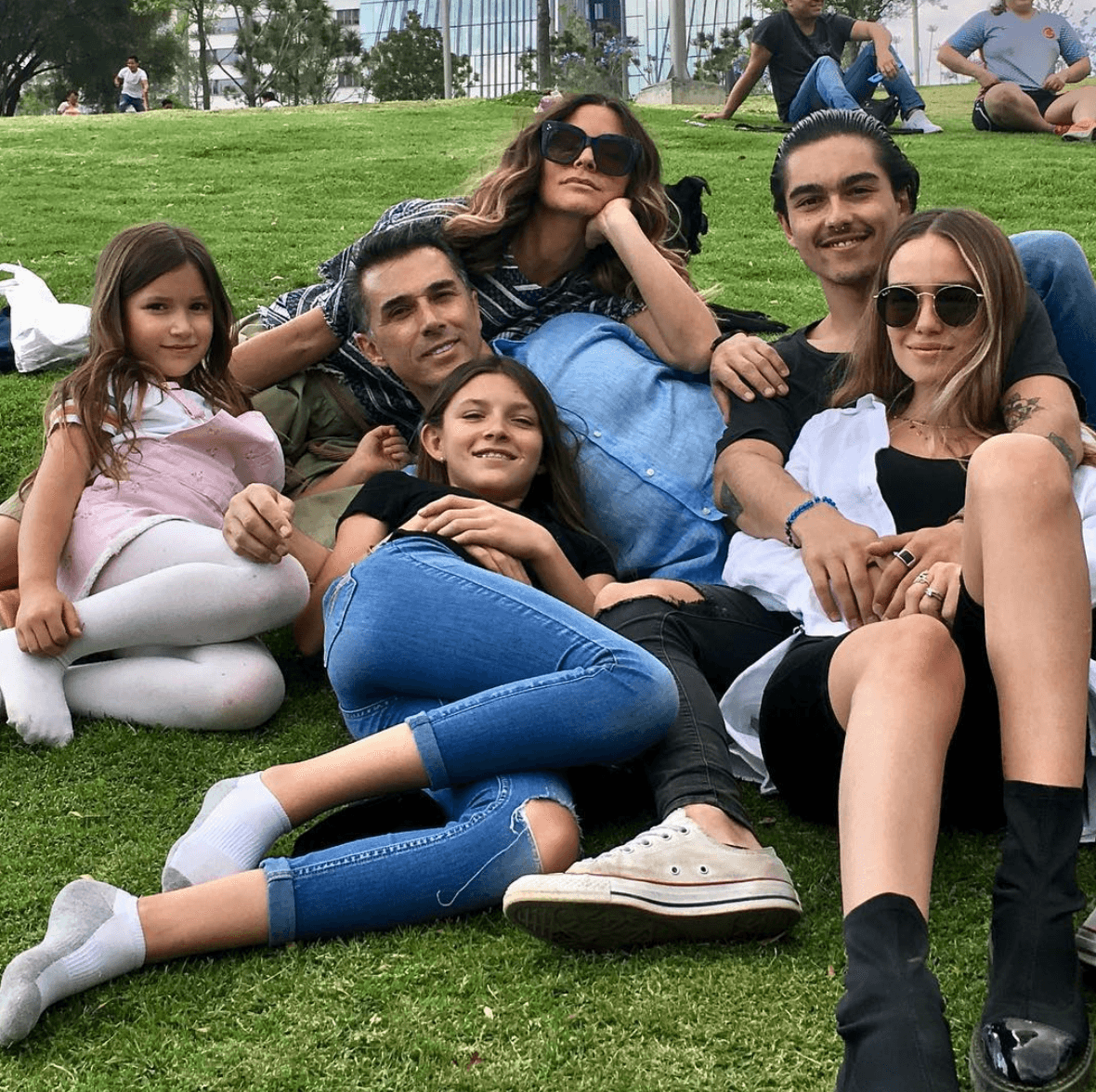 Desde hace más de 15 años, 
<b>Issabela Camil </b>y Sergio Mayer han estado juntos; él ya era papá de Sergio. Issabela desde el principio convivió con él e incluso quiere a la hija del joven, Mila, como si fuera su abuela y en sus redes sociales comparten momentos juntos.