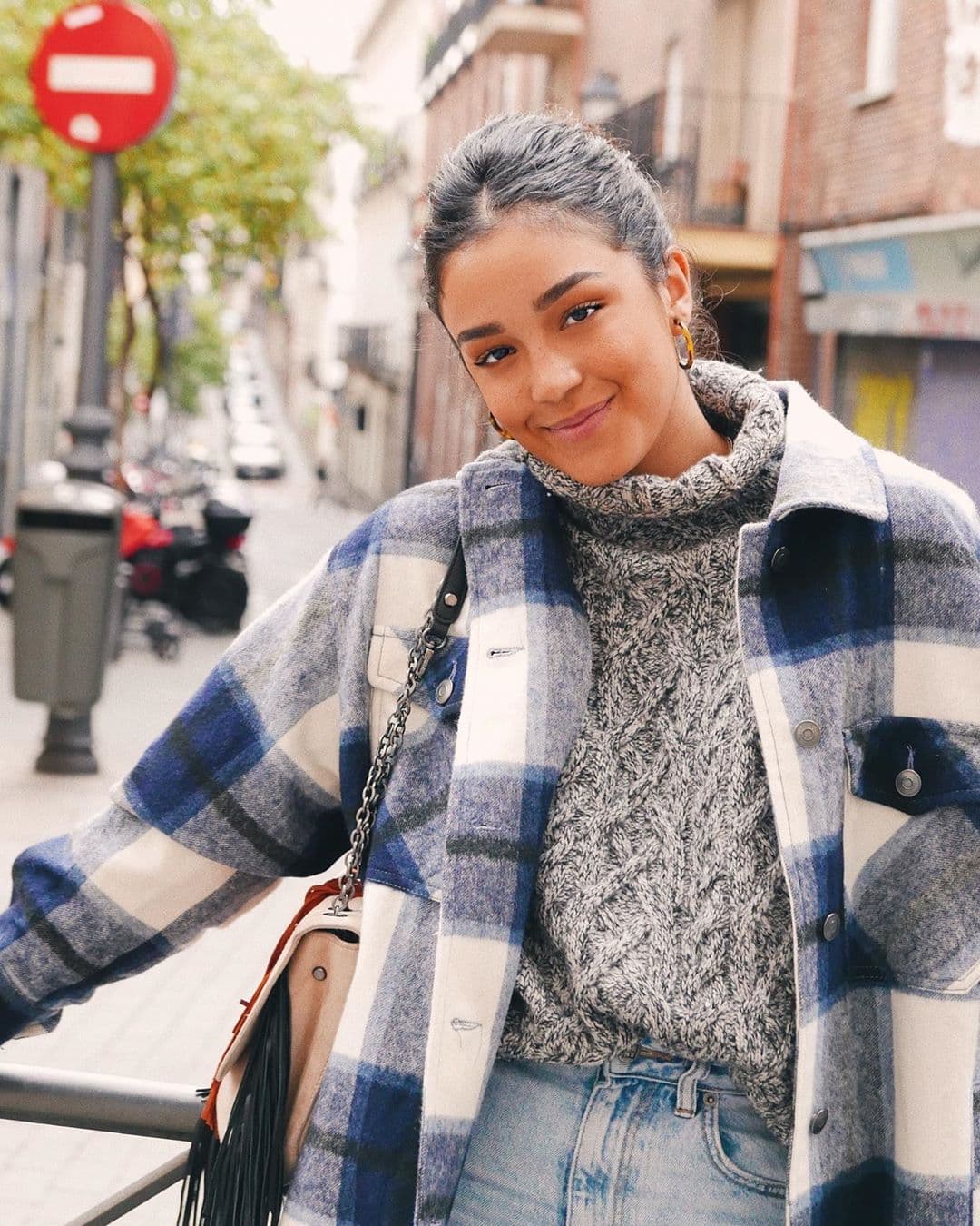 A sus 20 años, la joven prefiere vestir con prendas cómodas con un toque único, que van desde suéters tejidos, vestidos satinados y blusas polo combinadas con mom jeans y tenis.