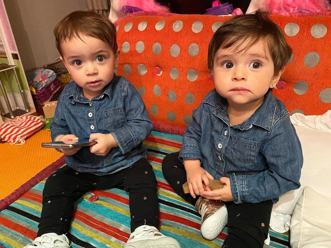 Aquí con un año y casi dos meses de edad, las más pequeñas muy a la moda con outfits iguales.