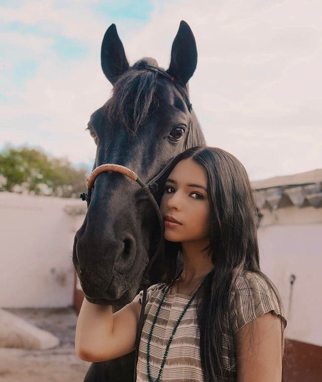 Sin duda, su nueva imagen la ha vuelto irreconocible para el público y pese que muchos celebran este nuevo look en la adolescente, aún hay fans que extrañan su diminuto corte bob; ¿cuál es tu estilo favorito en Ángela Aguilar?