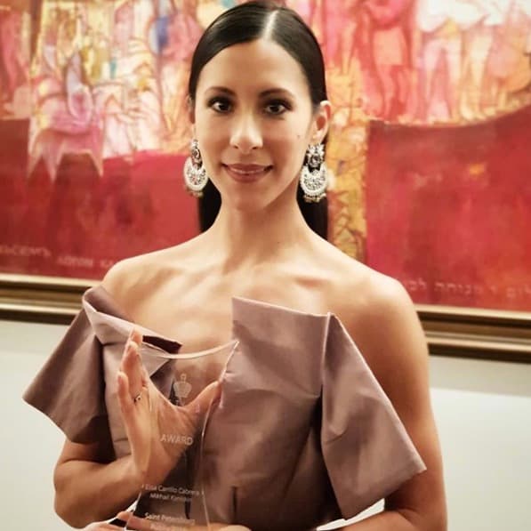 Originaria de Texcoco, Estado de México, Elisa Carrillo es la primera mexicana que logra convertirse en la prima balerina del Staatsballett en Berlín, una de las compañías de ballet más importantes del mundo. Elisa también es embajadora de la cultura mexicana por parte de CONACULTA. La mexicana ha dedicado, prácticamente, toda su vida al ballet. Su entrega y pasión la han llevado a recibir premios y reconocimientos en todo el mundo. Elisa no olvida sus raíces, por el contrario, promueve y organiza eventos en nuestro país para que más niñas tengan las oportunidades que ella tuvo y puedan triunfar en el mundo de la danza y el arte.
