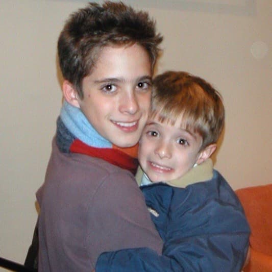 A los 12 años fue elegido, entre miles de niños, para ingresar al reality show “Código Fama”. Su talento lo convirtió en uno de los cinco finalistas. Aquí junto a su hermano menor, Santiago.