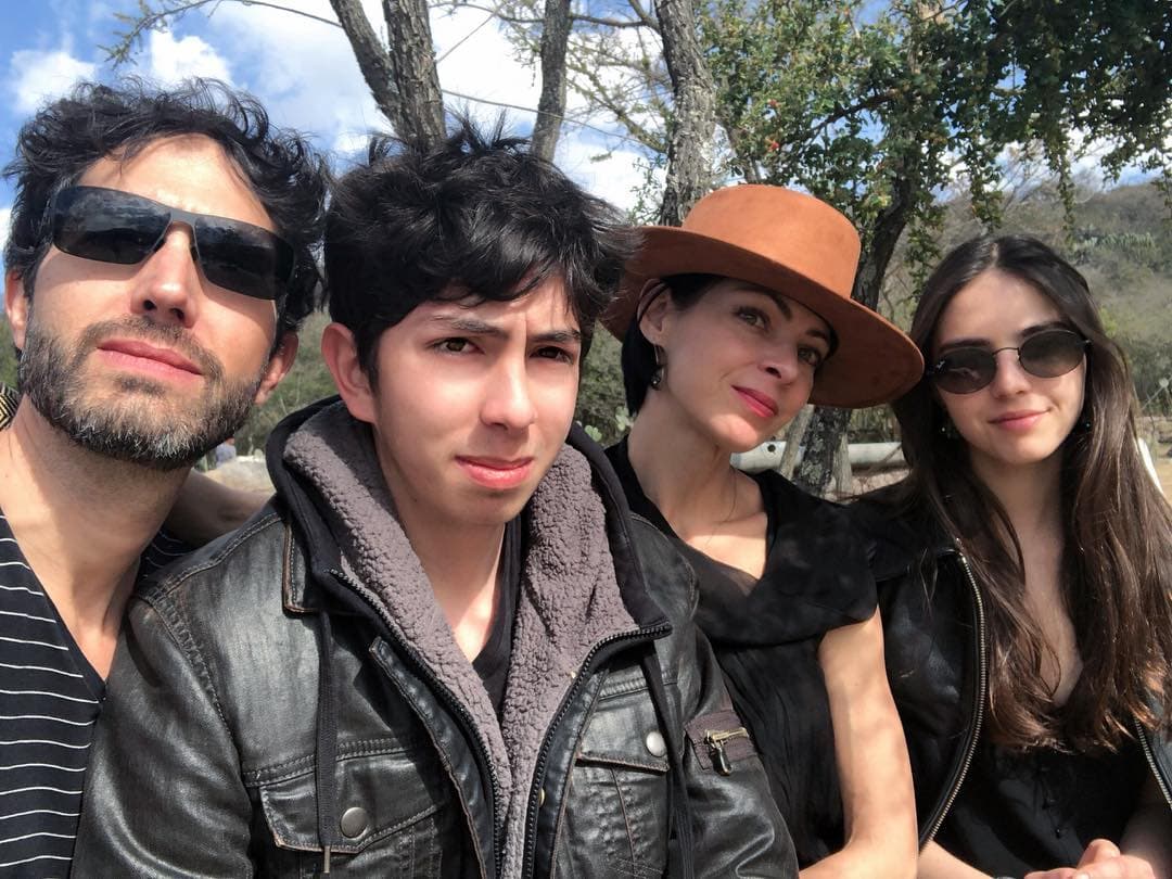 Más de tres décadas de amor es lo que han vivido Benny Ibarra y Celina del Villar. Fue a finales de los ochenta que se conocieron y desde entonces han sido inseparables. Tras 15 años de noviazgo se casaron en el 2003, frente a la presencia de sus dos hijos, María y Mateo. En Montse & Joe, Celina contó cómo tener terapia les ha ayudado mucho para fortalecer su relación.