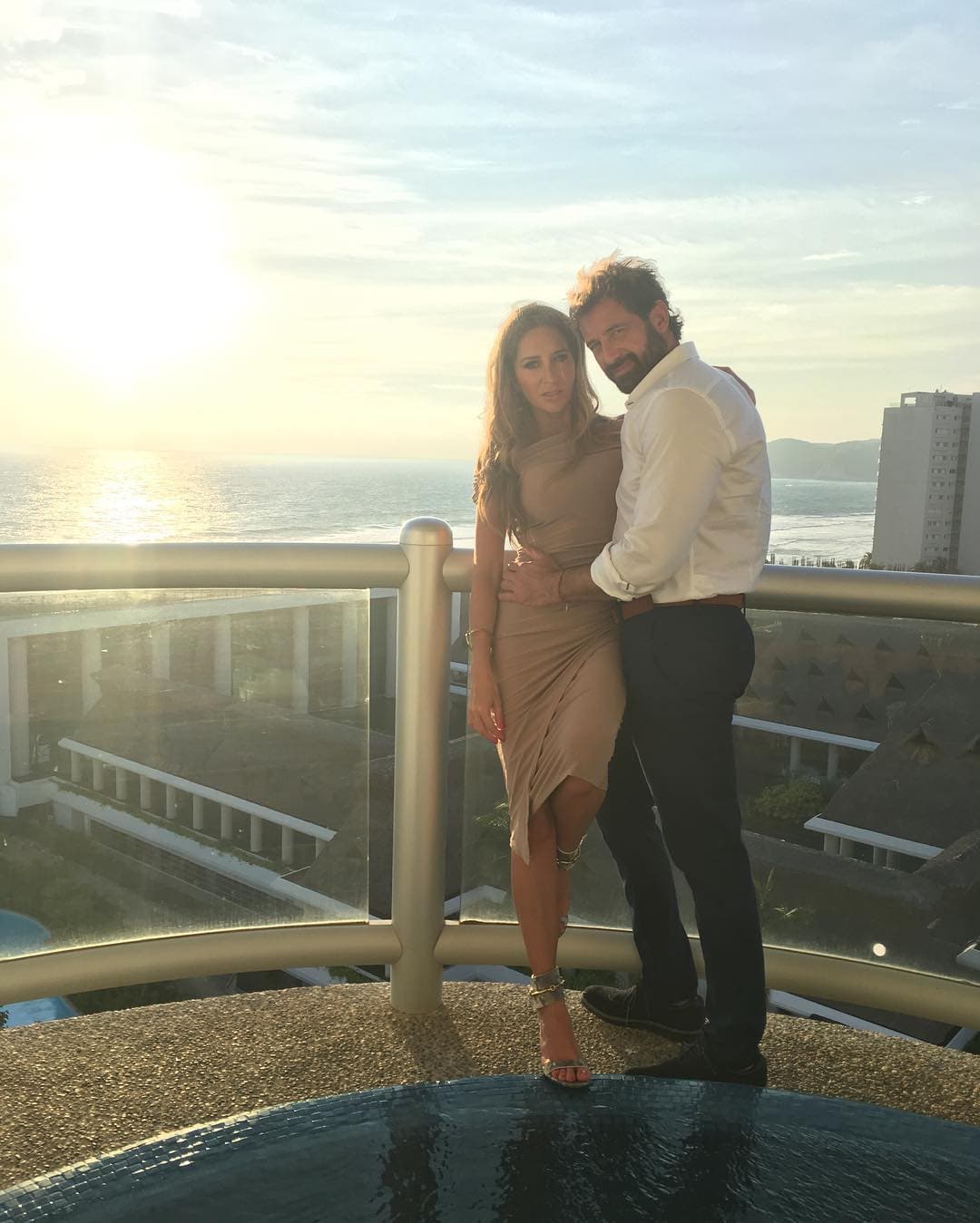 En octubre de 2018, Geraldine Bazán y Gabriel Soto se pronunciaron oficialmente divorciados; a la par, Irina Baeva daba declaraciones en las que revelaba cómo lidiaba con el cyberbulling que recibía, y aseguró que la situación sólo le ayudaba a hacerse más fuerte.