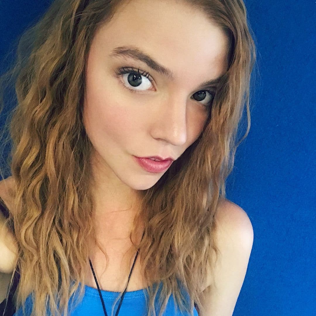 La actriz revelación de los últimos años, Anya Taylor, ha sorprendido por su belleza, estilo y talento. Pero no siempre fue así, ella ha declarado que en su infancia sufrió bullying, lo que la hizo sentir rara y distinta.
<br>
<br>“Nunca estuve consciente de que mis ojos estaban realmente separados. Un día, alguien me etiquetó en la foto de un pescado y dijo 'eres tú, porque tus ojos están acá'”, comentó. Por fortuna las inseguridades se le disiparon al crecer y constatar que además de talentosa, tenía una belleza particular que funcionaba muy bien para la pantalla.
<br>