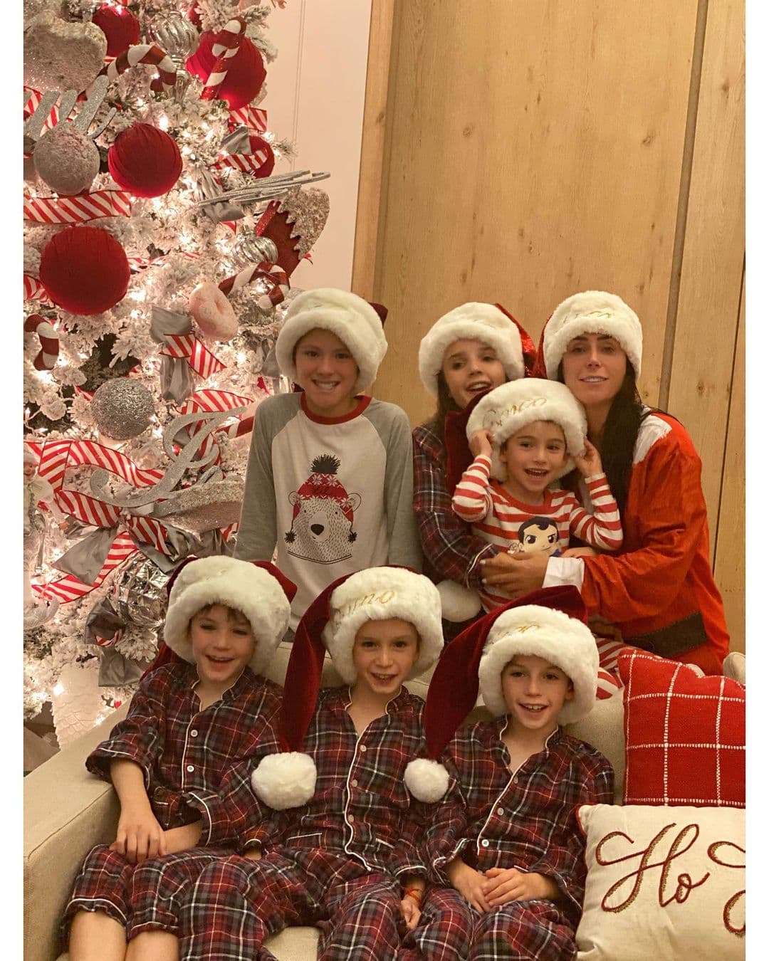 <b>Ines Gómez Mont </b>impactó a sus seguidores, no solo por el resultado final de su árbol, sino por cómo fue documentando el proceso de la decoración junto a sus hijos, que hizo con un chocolate caliente, donas y villancicos.
<br>
<br>La conductora reveló que para ella y su familia esa es la parte más importante, cuando todos están juntos poniendo su arbolito.
<br>
<br>Entre los adornos se pueden observar enormes duendes blancos, bastones navideños, listones rojos con blanco, esferas en forma de donas, helados y hasta paletas de hielo.
<br>