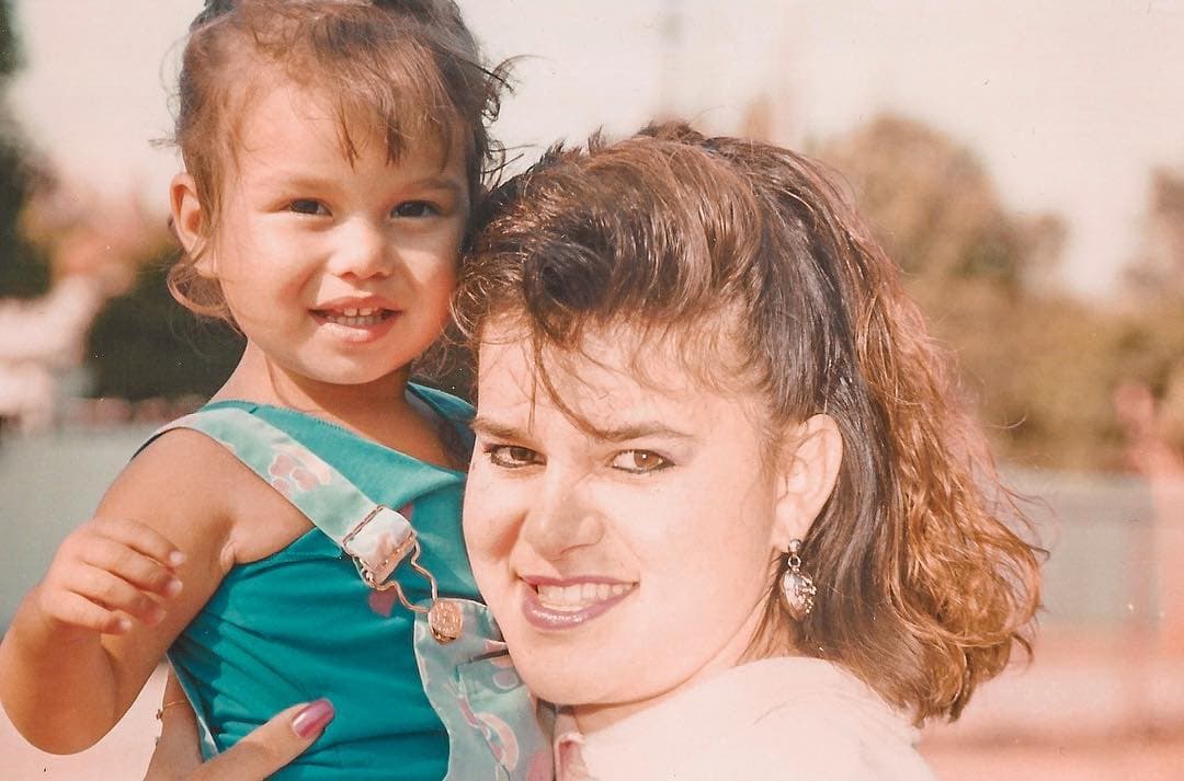 Cuando tenía solo 15 años, Jenni Rivera se embarazó de su primera hija, Chiquis Rivera. En la serie que narra su vida, Jenni Rivera: Mariposa de barrio (2017), se cuenta cómo fue que vivió su maternidad a temprana edad, sin el apoyo de sus padres y lo que sufrió con su pareja, José Trinidad Marín.