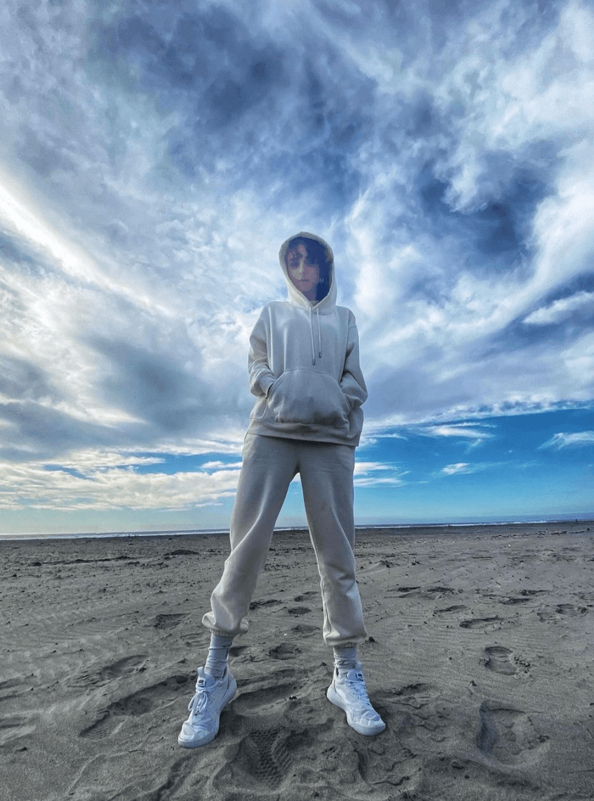 Sea cual sea el outfit que eliga, Natalia siempre se ve bien. Aquí en la playa con unos jogger que hacen juego con una sudadera.