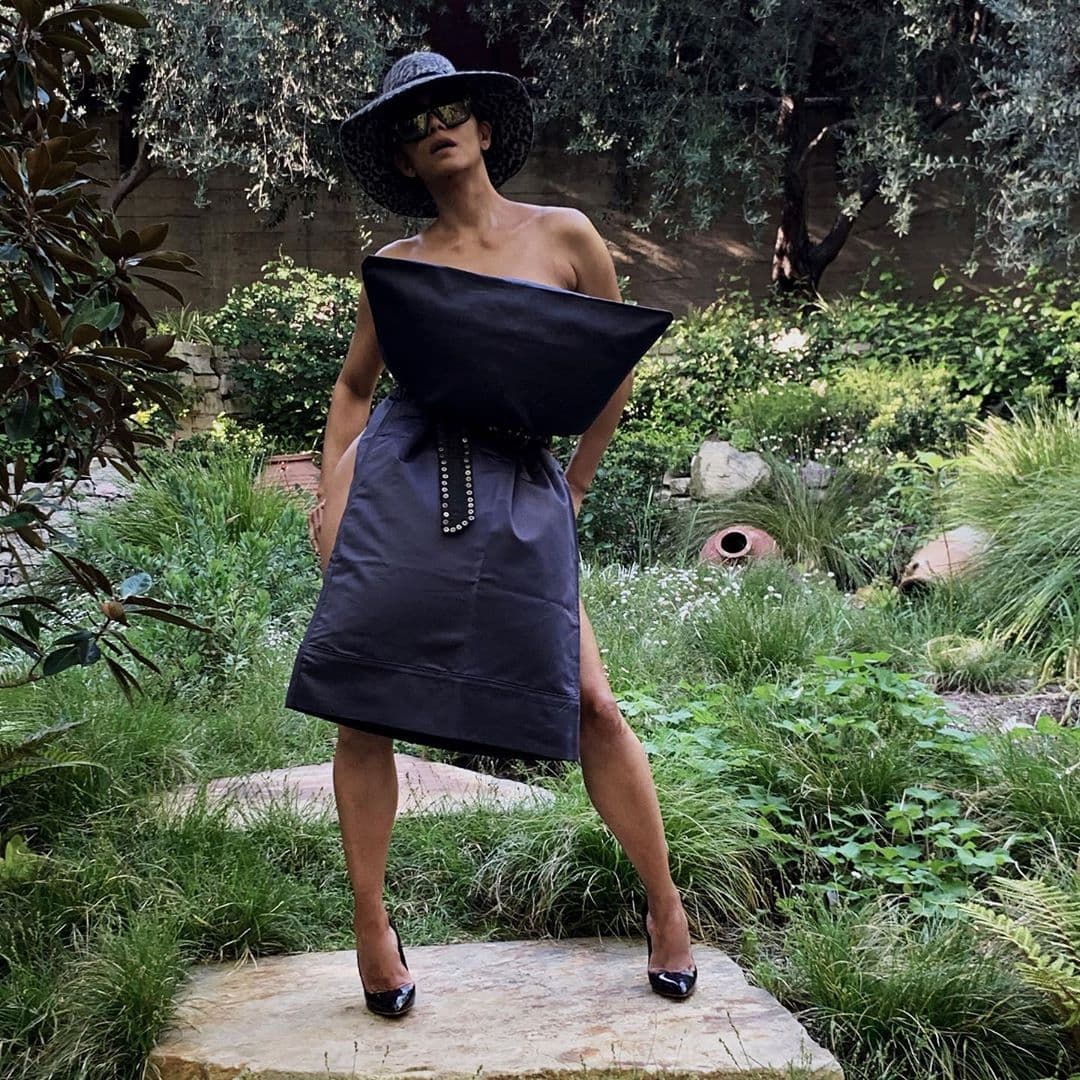 Otra famosa que dejó volar su creatividad fashionista en el reto, fue Halle Berry, quien compartió un look monocromático en negro: “Ustedes ya lo sabe no podían evitar que lo hiciera”.