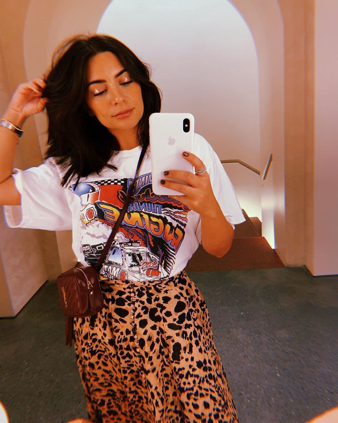 Experimenta creando un look más casual combinando tus prendas de animal-print favoritas con playeras y accesorios mucho menos formales.