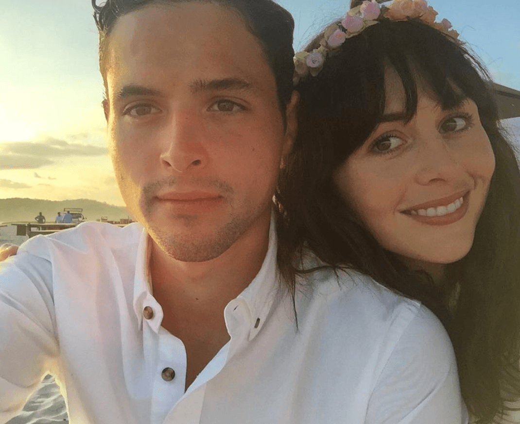Gonzalo Vega, el hermano menor de Marimar y Zuria es muy atractivo. Tiene 27 años de edad e igual que sus hermanas y su fallecido padre, Gonzalo Vega, ha tenido algunas participaciones como actor.