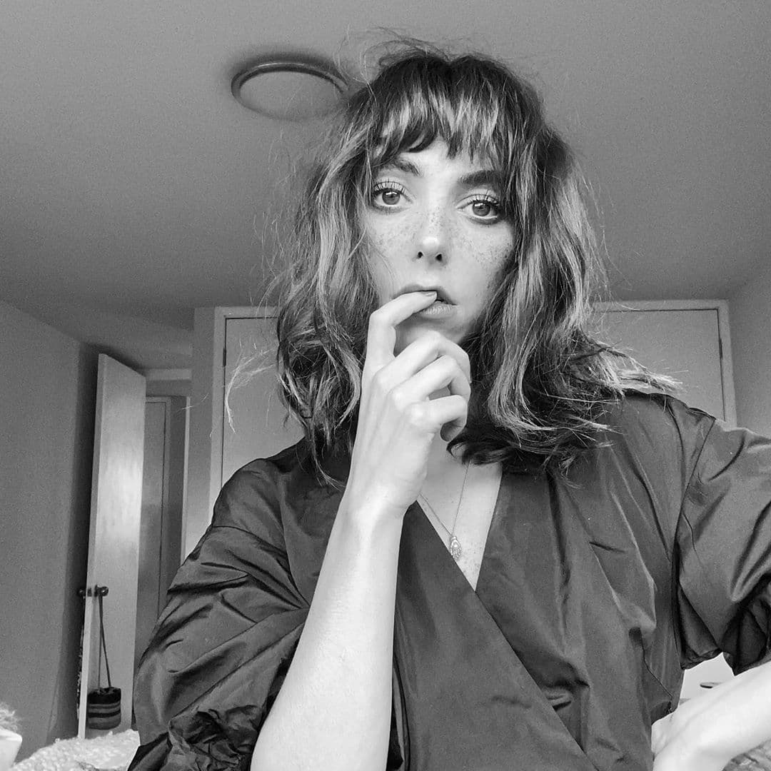 Otra forma para llevar este look puede ser al estilo de Natalia Téllez, con un pequeño mini fleco.