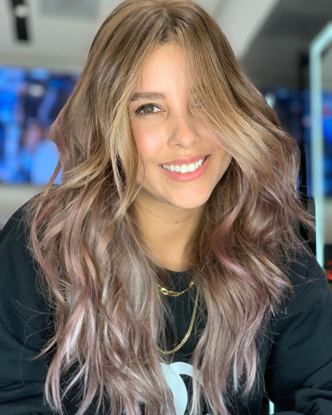 En octubre, Paulina Goto sorprendió a sus fans anunciando a través de historias de Instagram que, finalmente, estaba lista para un cambio de look y el resultado fue un estilo 
<i>ombré </i>color rosa, sin embargo, ella sí se animó a la decoloración. 
<br>
<br>"Desde hace 10 años (real) quería pintarme el pelo así y no me había atrevido por mensa. Hoy decidí hacer mi sueño realidad con mi querido Gabriel Samra, que desde que arrancó a pintarme tenía ‘the chills’ (escalofríos) porque sabe lo importante que es este cambio para mí", detalló.