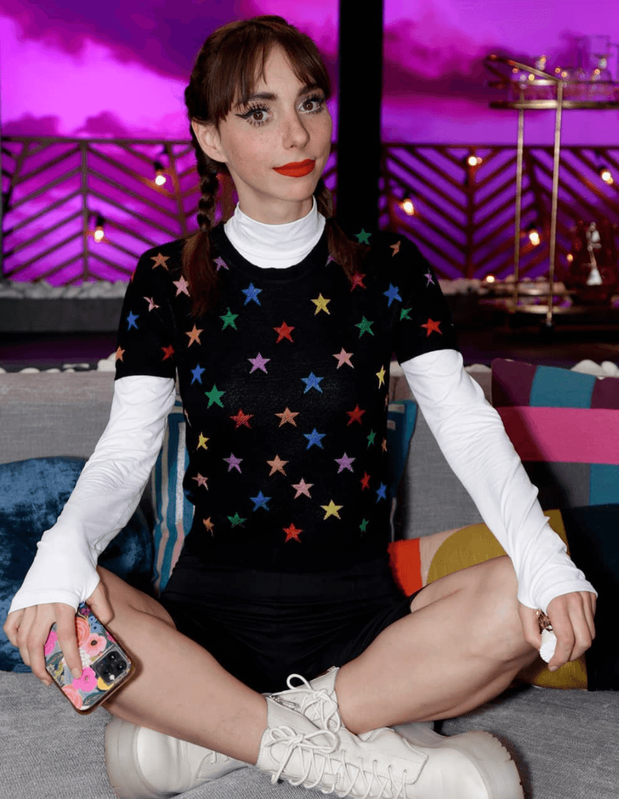 En uno de los recientes episodios de Netas Divinas, la presentadora apareció con un look muy chic. 
<br>
<br>Lució una blusa blanca de manga larga y cuello, y lo combinó con una de color negro, llena de estrellas de colores.
<br>
<br>Además, lo usó con un short corto en color negro, ideal para los días en los que el frío no esté tan presente en la ciudad.