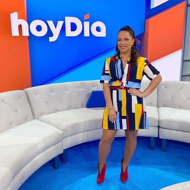 Al ser una mujer bajita, los mini-vestidos son, sin duda, su sello particular; con este divertido modelito en estampado geométrico con rectángulos verticales hace que su silueta se luzca más alargada y menos ancha hacia los lados.