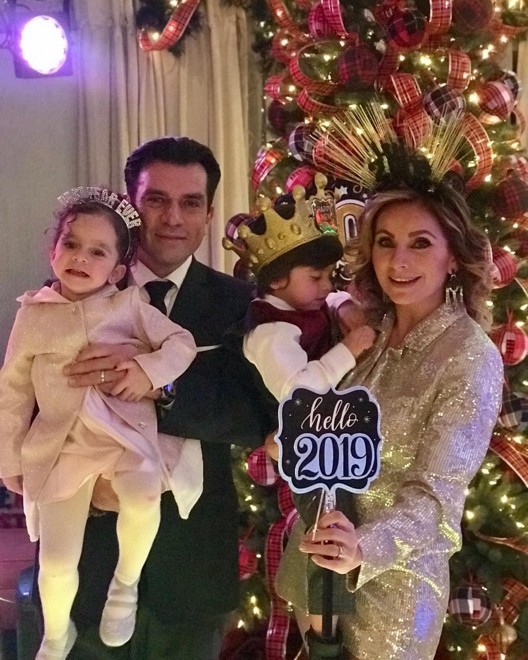 El actor Jorge Salinas tiene seis hijos de 4 diferentes relaciones. Su primogénita, Gabriela, la tuvo con Adriana Cataño; después unos mellizos Jorge y Santiago con Fátima Bogio; Valentina con la actriz Andrea Noli y, por último a Máxima y León con su esposa actual, Elizabeth Álvarez.