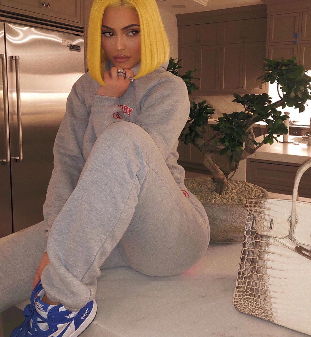 Kylie Jenner fue criticada por publicar una imagen en la que se ve utilizando costosos accesorios y días antes habló sobre la situación ambiental de Australia. En twitter, un usuario comentó que le molestaba mucho que las Kardashians hablaran sobre el tema y no donaran ni un centavo; Kim no se quedó callada y respondió: “nada me molesta más que ver a la gente pensar que saben lo qué donamos y pensar que tenemos que publicitar todo”.