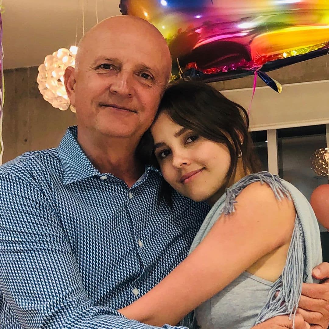 A través de una publicación en Instagram, la también cantante confirmó la triste noticia y dedicó un último adiós a su padre, compartiendo algunos de sus recuerdos más felices junto a él.