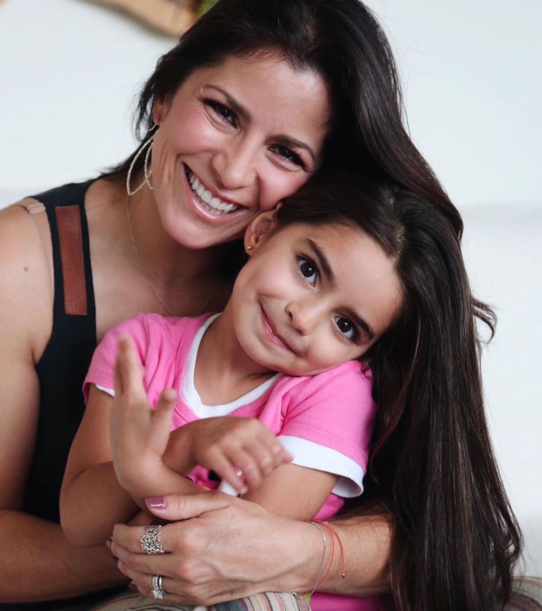 Alessandra Rosaldo junto a su hija Aitana Derbez.