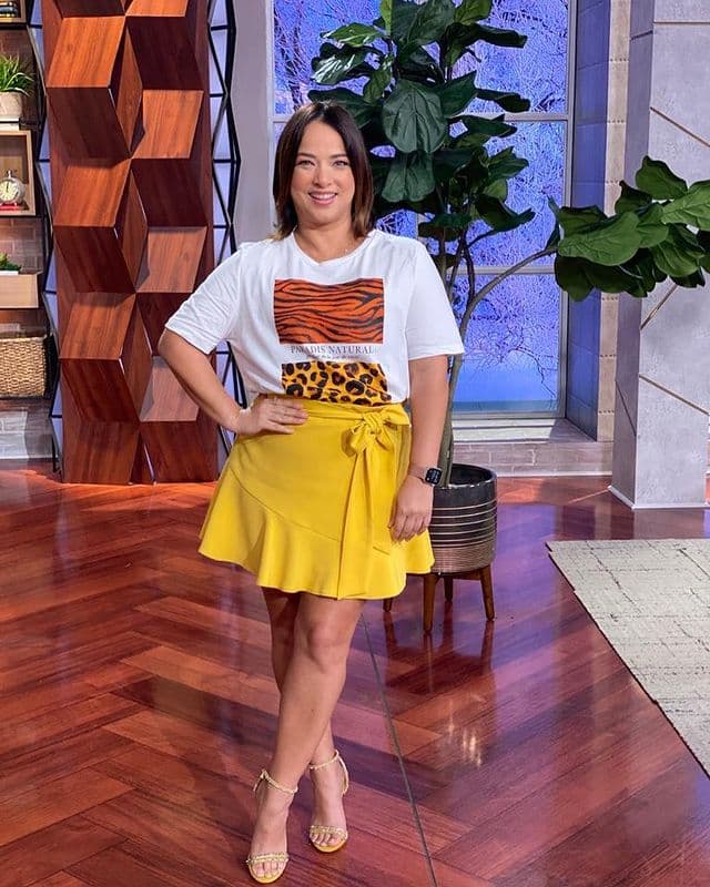 Un corte de falda o vestido que también se recomienda para resaltar zonas llamativas, y disimular otras que buscamos esconder, son los que tienen el efecto wrap o de envoltura, la cual se crea gracias a holanes, pliegues y nudos.