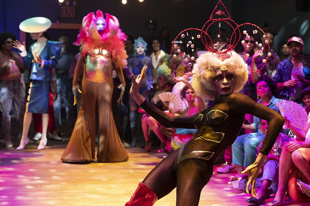 <b>Pose (2018) Prime Video </b>
<br>Basada en el documental “Paris is Burning?” (1990), “Pose” retrata la historia de las casas de Vogue en Nueva York por ahí de la década de los 80. El movimiento de cultura y baile que acogió a sectores sociales segregados durante aquellos años, gays latinos, afrodescendientes y transgénero, convirtiendo a sus salones de baile en el mundo de maravillas donde sus protagonistas pueden ser los reyes de la noche.