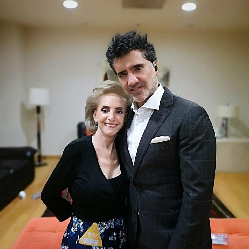 Y su madre no se queda atrás, porque Doña Cuquita, María del Refugio, parece ser muy cariñosa, pues siempre aparece abrazando a su hijo.